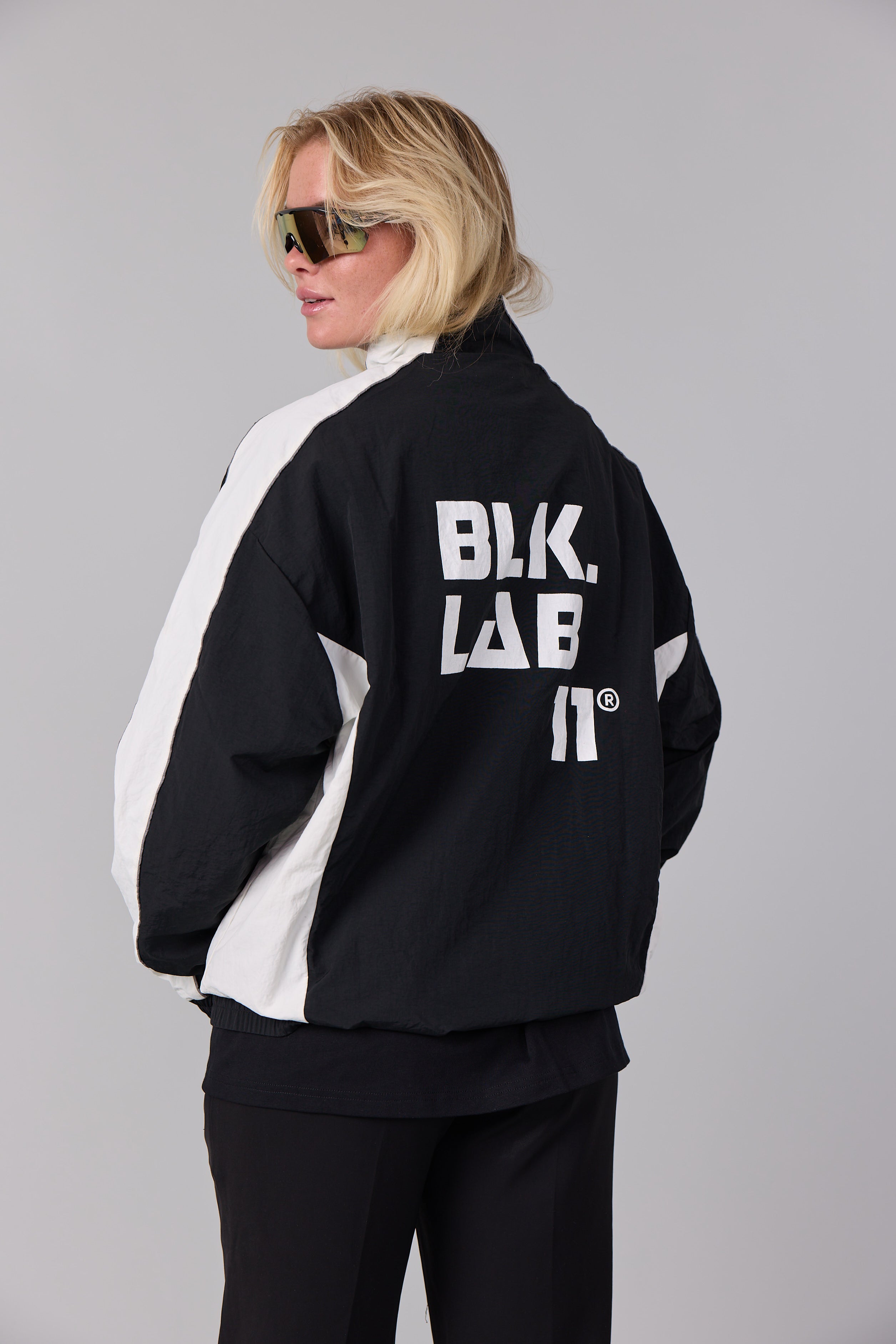 11UNSTOPPABLE WINDBREAKER